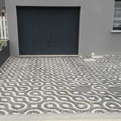 Entre de garage en module bton gris anthracite remplie de graviers blanc beige