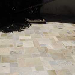 dallage en opus romain en quarzite jaune