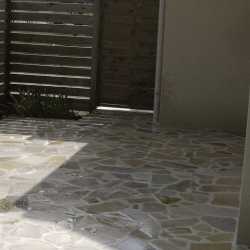 dallage en opus incertum en quarzite jaune