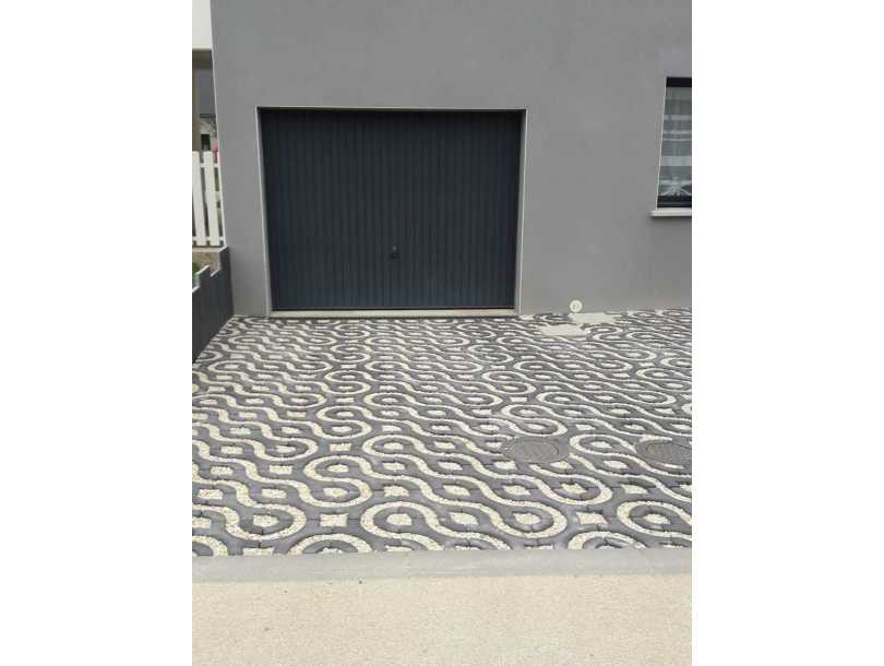 Entre de garage en module bton gris anthracite remplie de graviers blanc beige