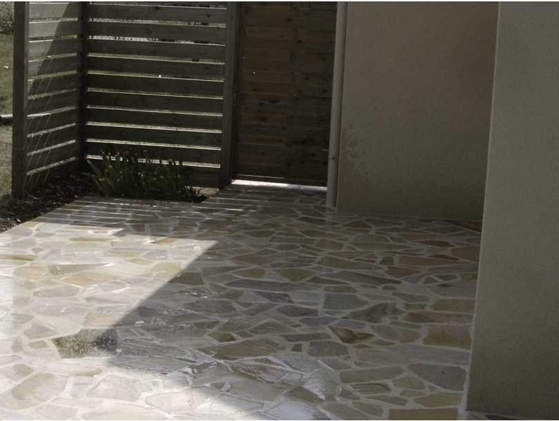 dallage en opus incertum en quarzite jaune